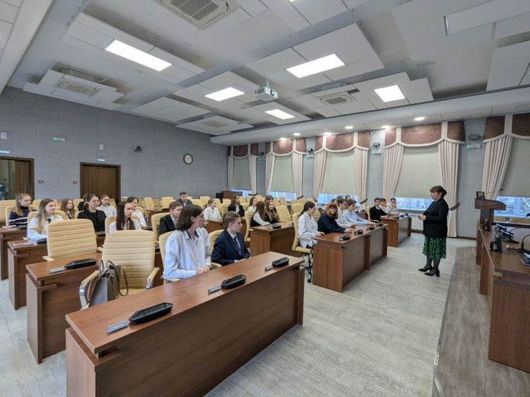 Ребята из "Клуба молодого избирателя" побывали на Парламентском уроке в Барнаульской городской думе.