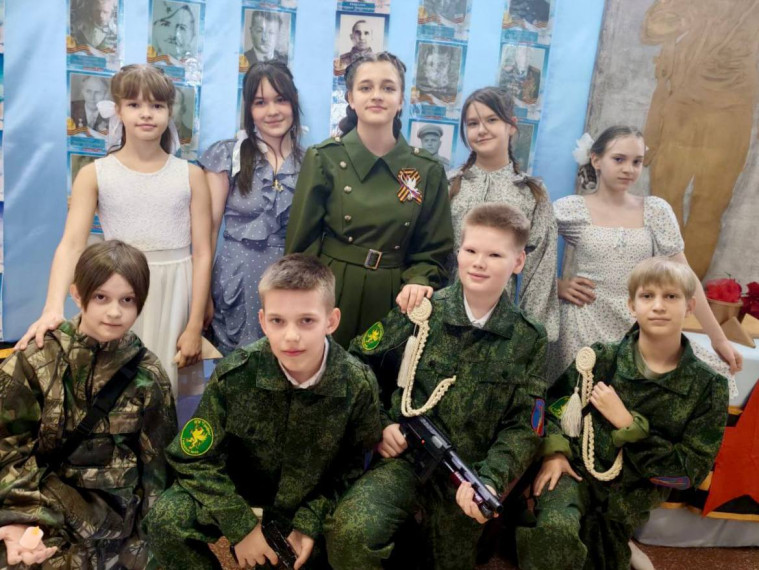 Наши пятиклассники приняли участие в городском конкурсе инсценированной военной песни.